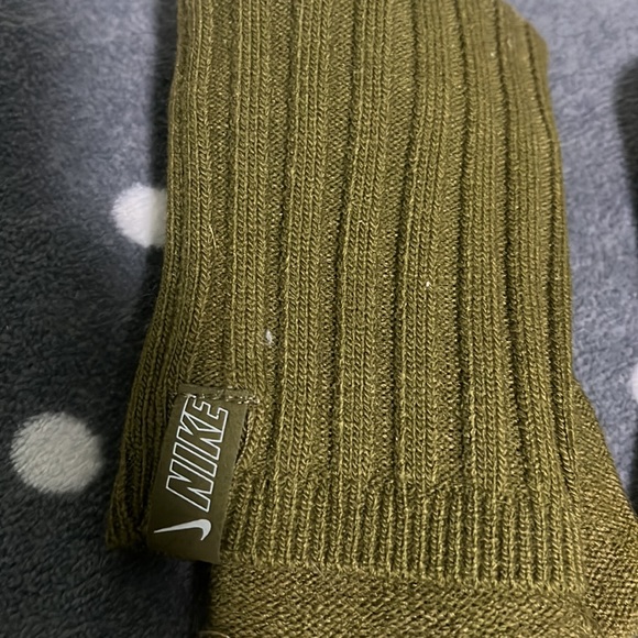 NWOT Nike army green women’s xs/s gloves - Picture 2 of 8